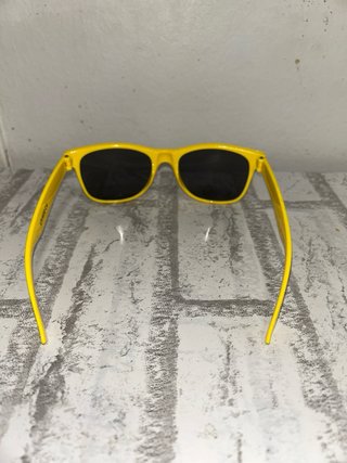 Gafas de sol rosas y amarillas