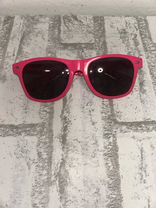Gafas de sol rosas y amarillas