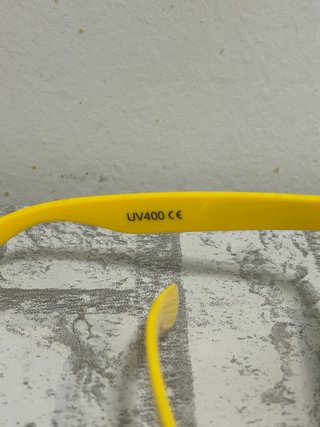 Gafas de sol rosas y amarillas