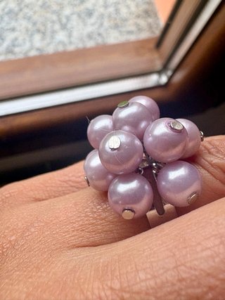 Anillo de perlas rosas y plateado
