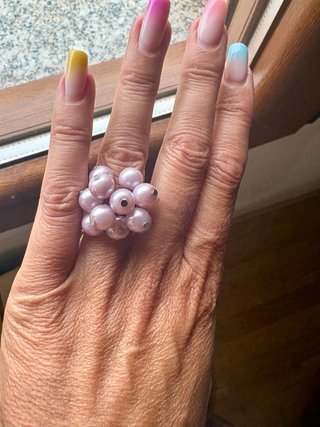 Anillo de perlas rosas y plateado