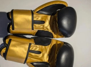 Guantes de boxeo ARMMA negros y dorados