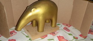 Tapiro in gesso dorato su base legno