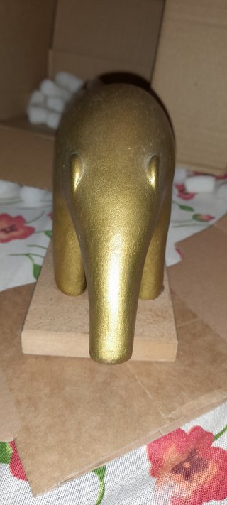 Tapiro in gesso dorato su base legno
