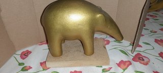 Tapiro in gesso dorato su base legno
