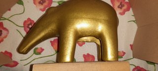 Tapiro in gesso dorato su base legno