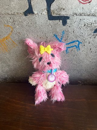 Peluche perro rosa con lazo y collar