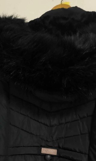Parka negra con forro rojo