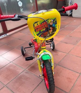 Bicicleta infantil amarilla y roja