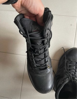 Anfibi militari neri