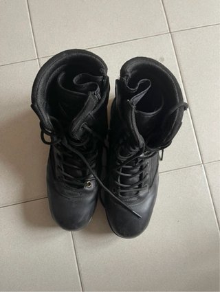 Anfibi militari neri