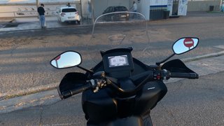 Maxi Scooter Zontes Negra y Dorada