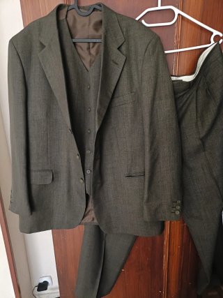 Traje de tres piezas verde olivo