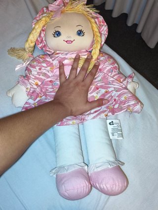 Muñeca de trapo rosa con lunares
