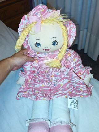 Muñeca de trapo rosa con lunares