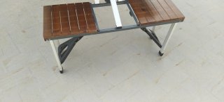 Mesa y sillas plegables tipo maleta de madera