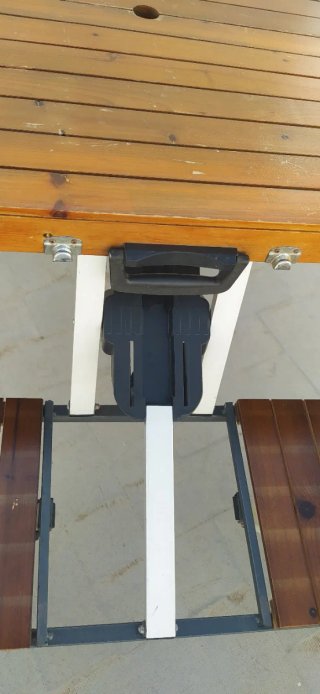 Mesa y sillas plegables tipo maleta de madera
