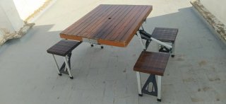 Mesa y sillas plegables tipo maleta de madera