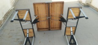 Mesa y sillas plegables tipo maleta de madera