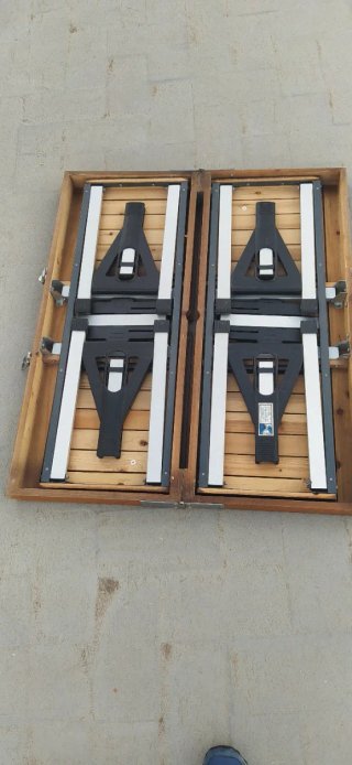 Mesa y sillas plegables tipo maleta de madera