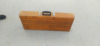 Mesa y sillas plegables tipo maleta de madera