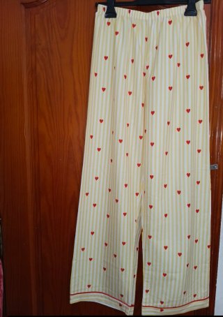 Pijama Rayas Amarillas y Corazones Rojos