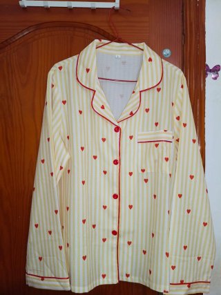 Pijama Rayas Amarillas y Corazones Rojos