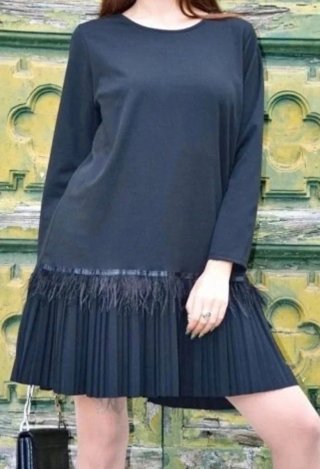 Vestido verde con plumas y falda plisada