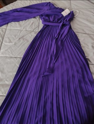 Vestido morado plisado asimétrico