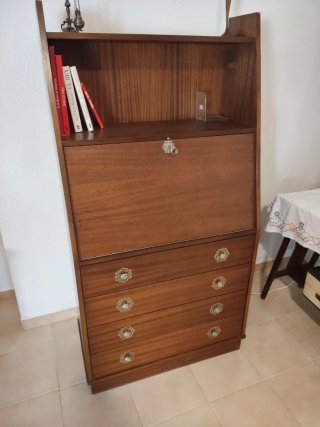 Escritorio de madera con cajones