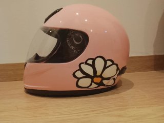 Casco de moto rosa con flor
