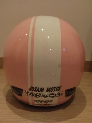 Casco de moto rosa con flor