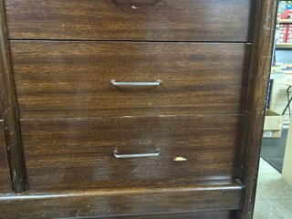 Mueble de madera maciza con 22 cajones