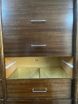Mueble de madera maciza con 22 cajones