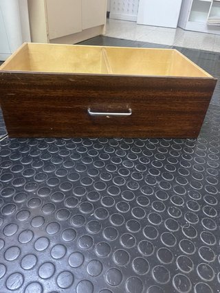 Mueble de madera maciza con 22 cajones