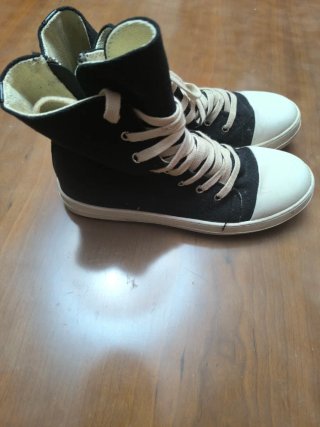 Zapatillas altas estilo Rick Owens negras y blanca