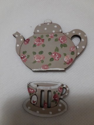 Tetera, Taza y Cubiertos de Metálico