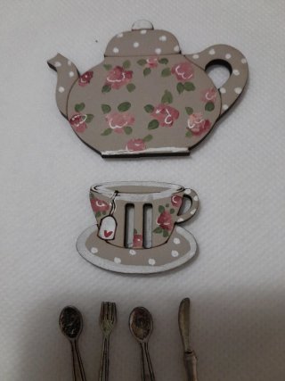 Tetera, Taza y Cubiertos de Metálico