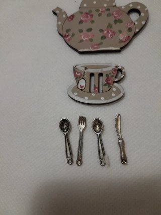 Tetera, Taza y Cubiertos de Metálico
