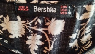 Blusa floral Bershka negra y blanca