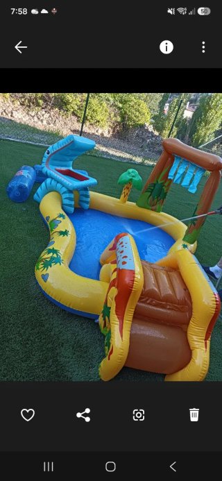 Piscina hinchable con dinosaurio y tobogán