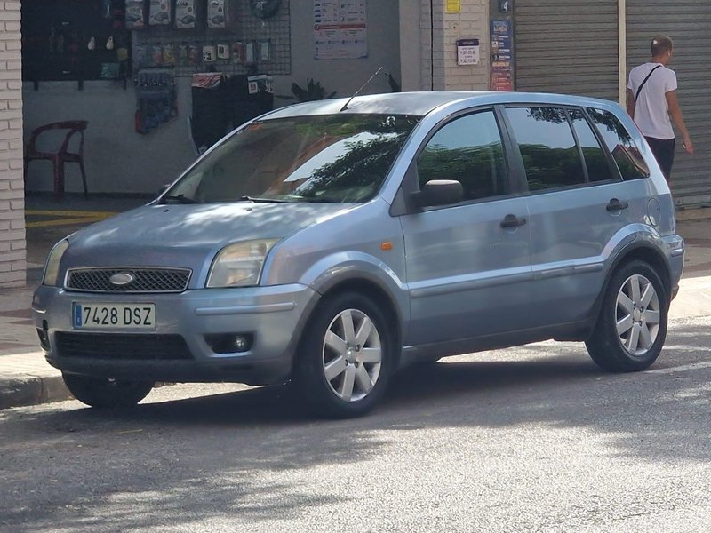 Ford Fusion 2005 - foto 1