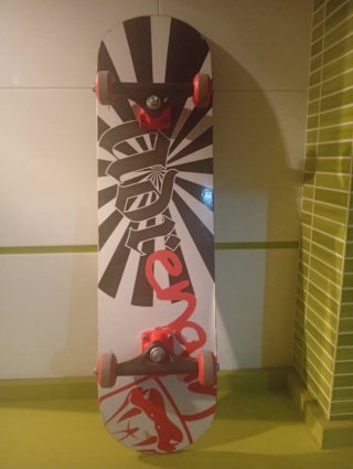 Tabla de skate con diseño llamativo