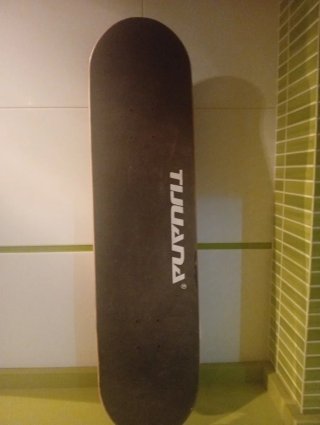 Tabla de skate con diseño llamativo