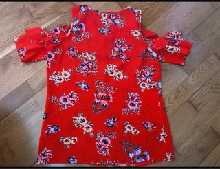 Blusa de flores roja con hombros descubiertos