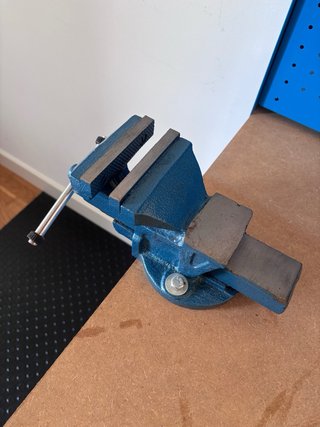 Mesa de trabajo con prensa azul.