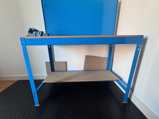 Mesa de trabajo con prensa azul.
