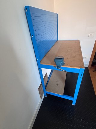 Mesa de trabajo con prensa azul.