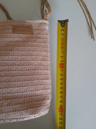 Bolso de rafia rosa empolvado