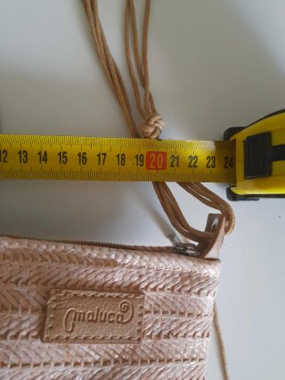 Bolso de rafia rosa empolvado